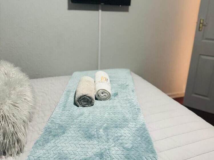 Пансион Icebolethu Guest House