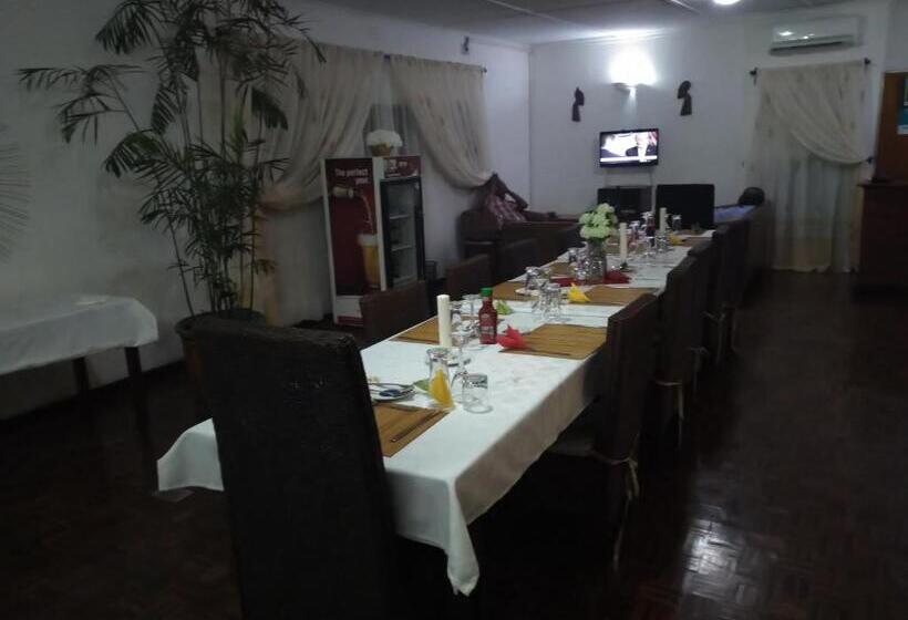 پانسیون Kuku Royal Lodge