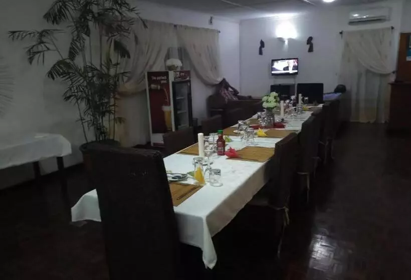 پانسیون Kuku Royal Lodge
