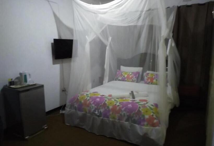 پانسیون Kuku Royal Lodge