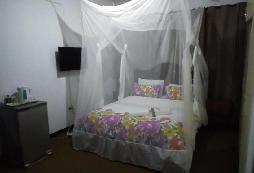 پانسیون Kuku Royal Lodge