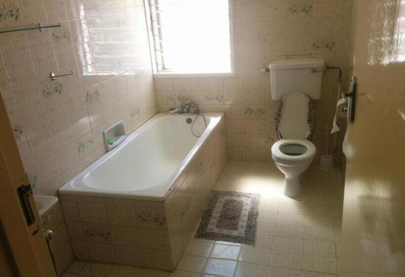 پانسیون Kuku Royal Lodge