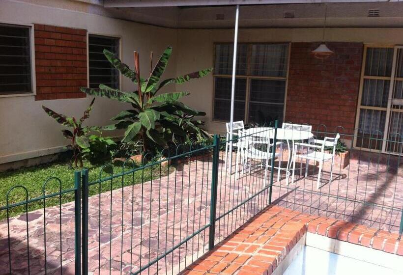 پانسیون Kuku Royal Lodge