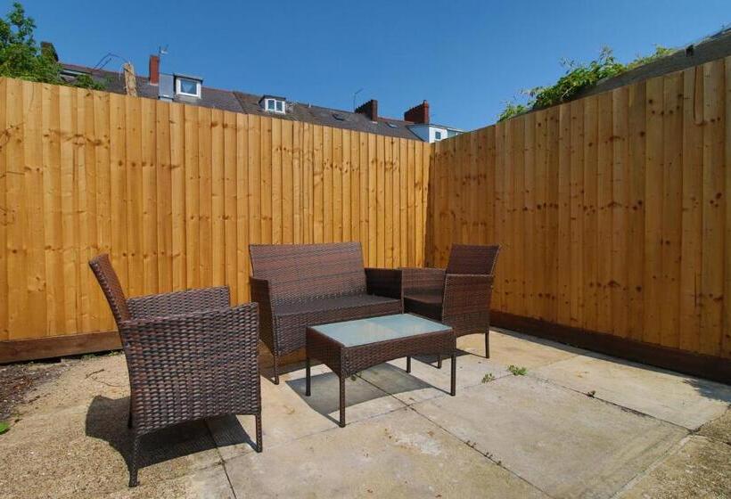 פנסיון Bristol Street | Cohost Partners