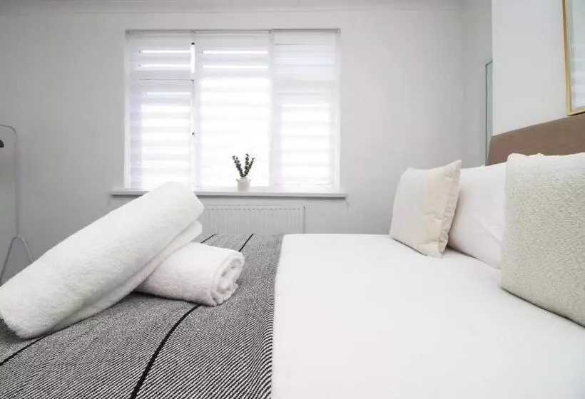 پانسیون Bristol Street | Cohost Partners