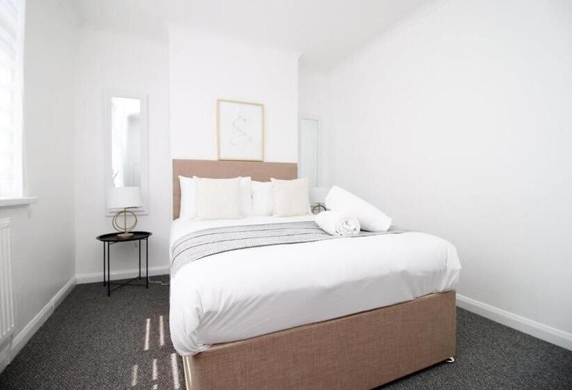 פנסיון Bristol Street | Cohost Partners