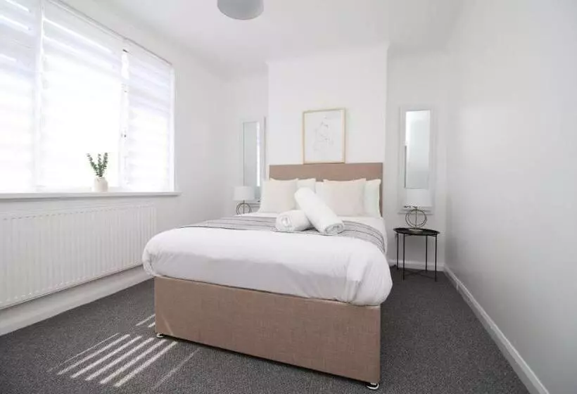 پانسیون Bristol Street | Cohost Partners