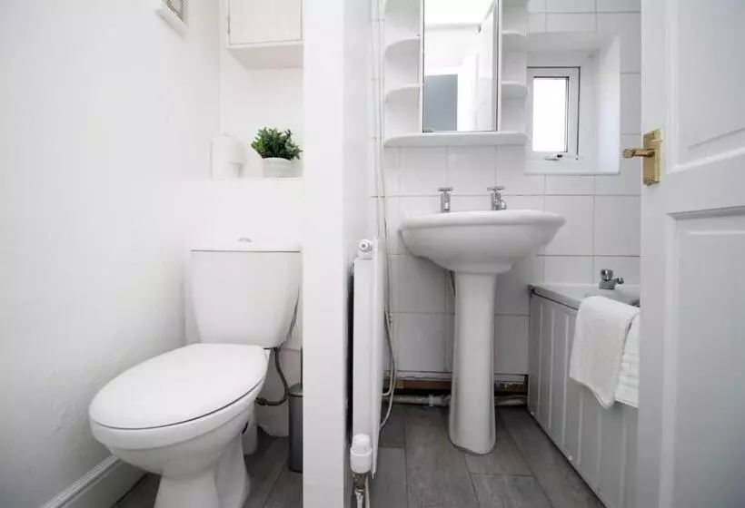 پانسیون Bristol Street | Cohost Partners