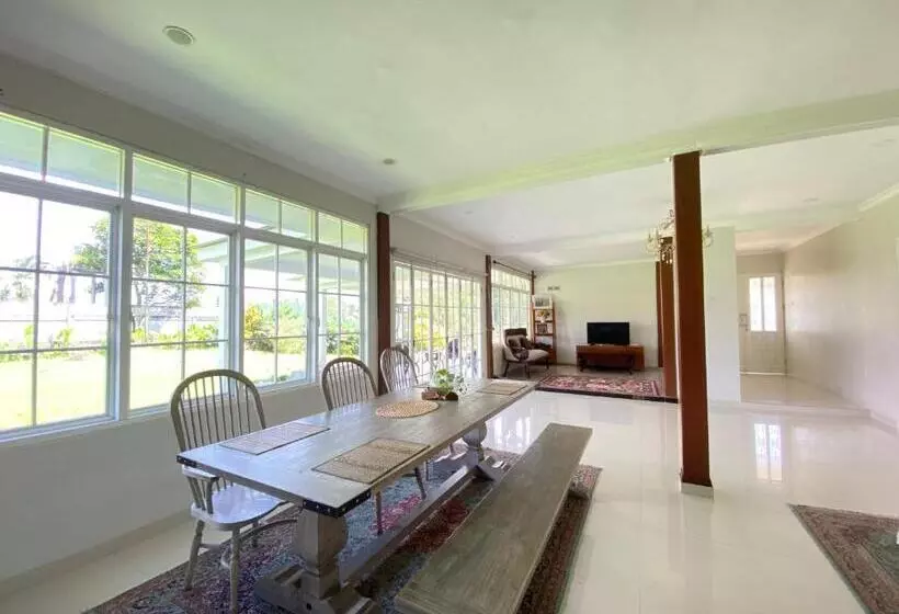 Majatalo Super Wonderful 5 Bedrooms With Bathroom Villa Marion Tomohon