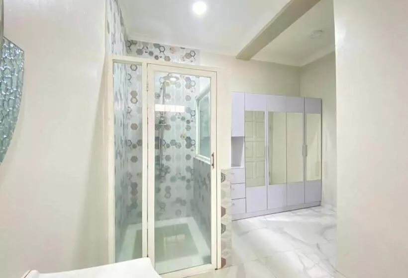 Majatalo Super Wonderful 5 Bedrooms With Bathroom Villa Marion Tomohon