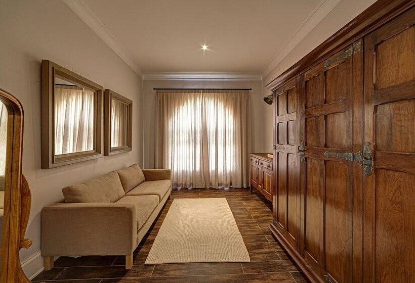 هتل Lagoon Suites Guesthouse Cc