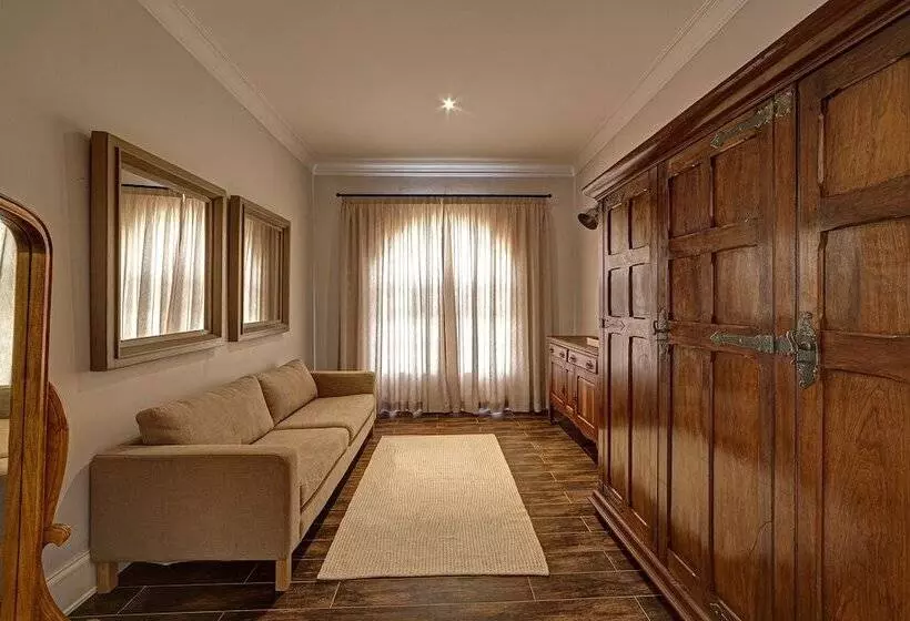 هتل Lagoon Suites Guesthouse Cc