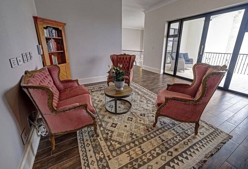 هتل Lagoon Suites Guesthouse Cc