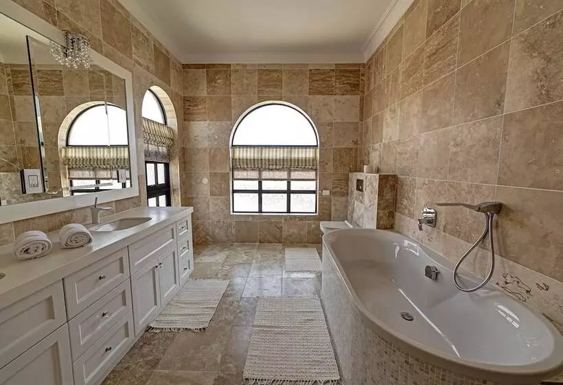 هتل Lagoon Suites Guesthouse Cc