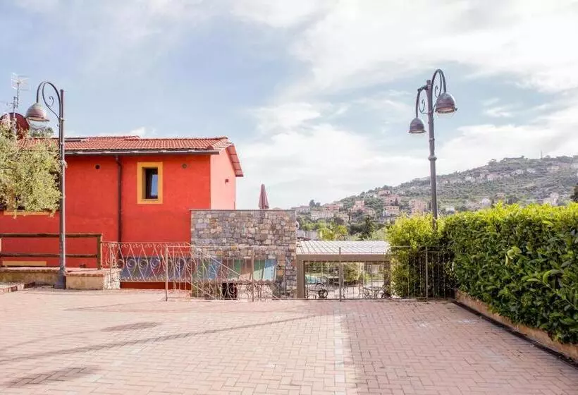 مسافرخانه Leonardo Resort