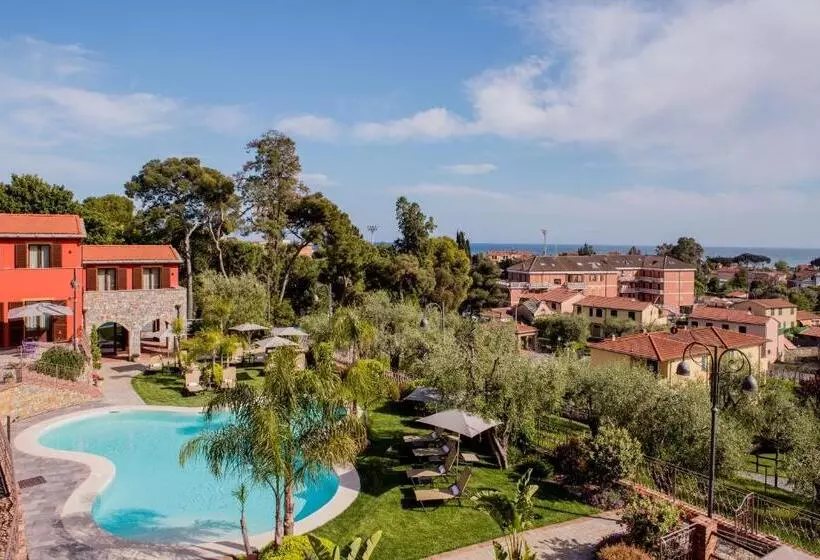مسافرخانه Leonardo Resort