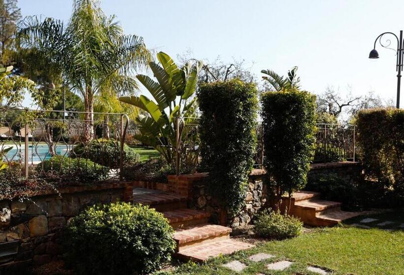 פונדק Leonardo Resort