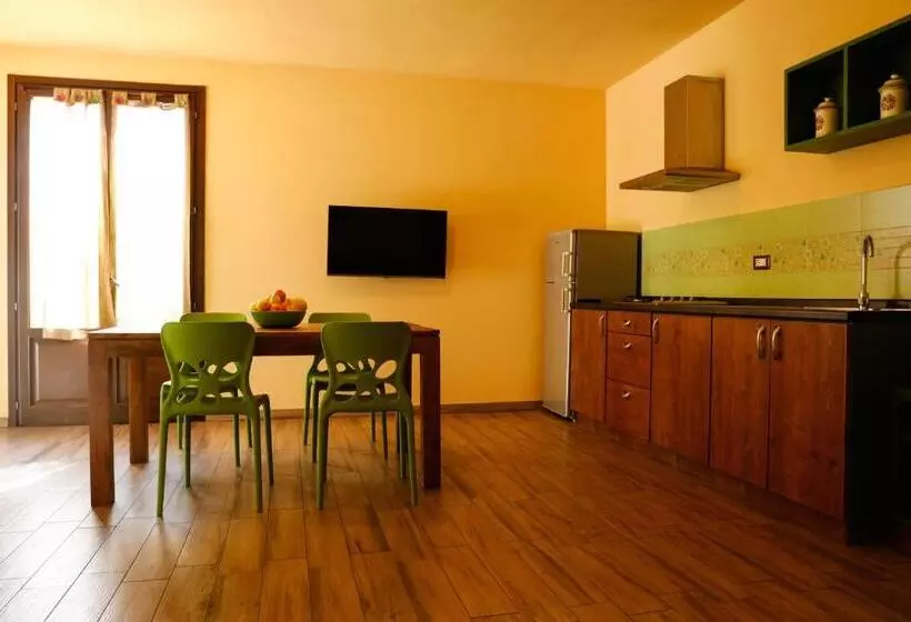 مسافرخانه Leonardo Resort