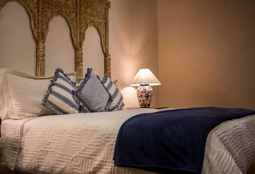 تختخواب و صبحانه Serendipity Boutique