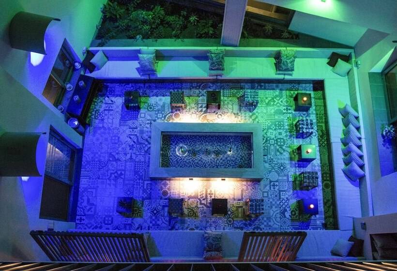 Urbano Hotel By Roots