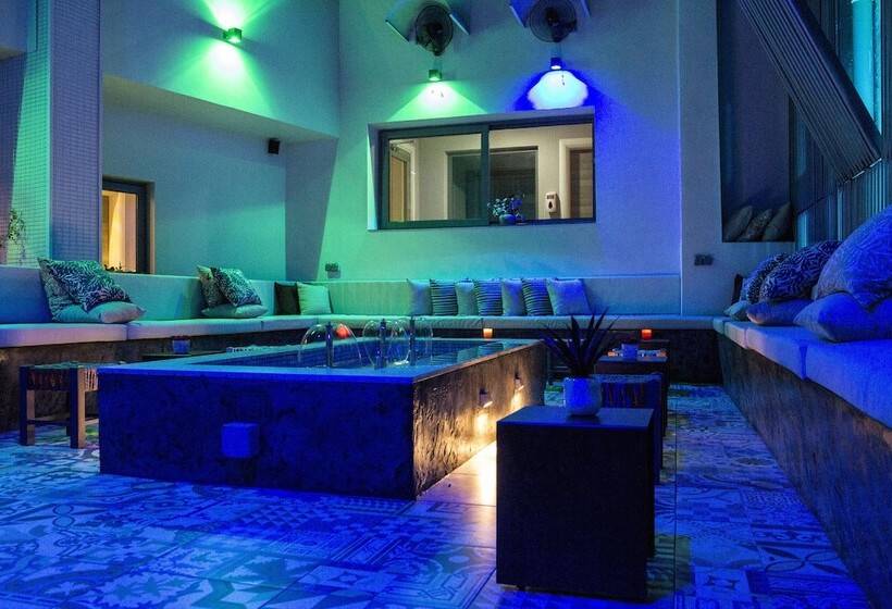 Urbano Hotel By Roots