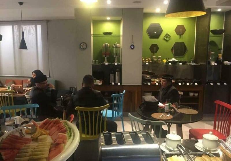 Urbano Hotel By Roots