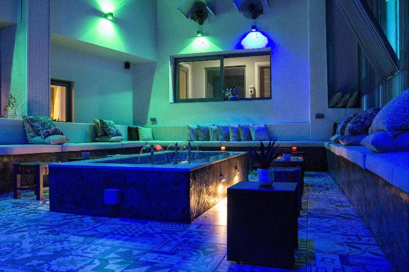 Urbano Hotel By Roots