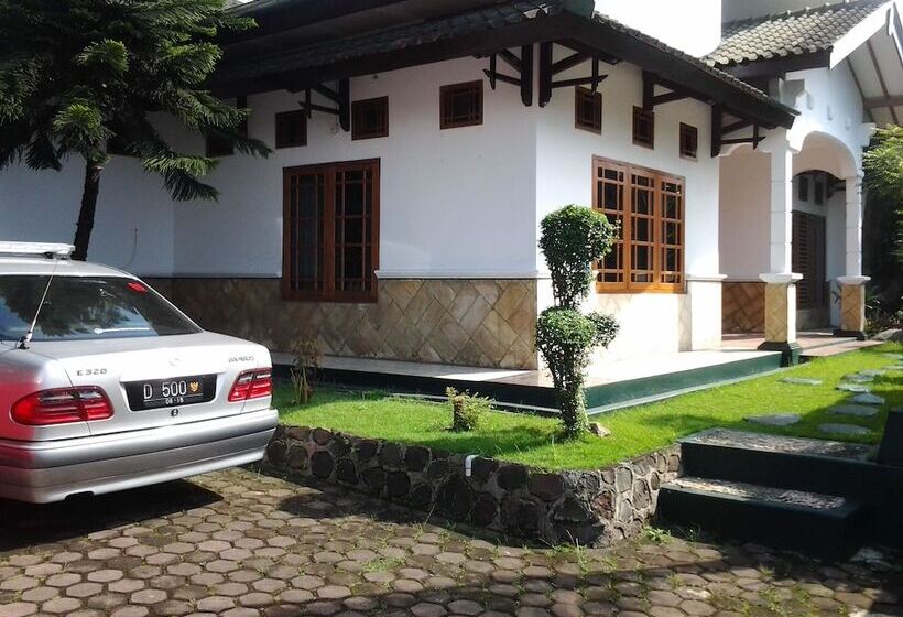 بنسيون Junjunan Dalam Sharia Guesthouse