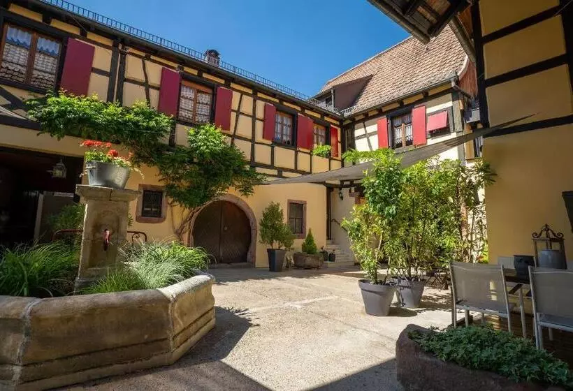 تختخواب و صبحانه La Cour Stfulrad