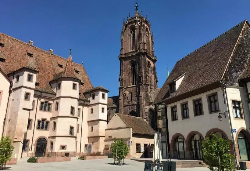 تختخواب و صبحانه La Cour Stfulrad