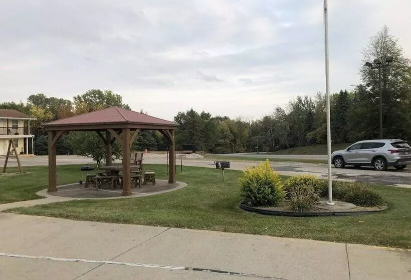 Hawkeye Motel