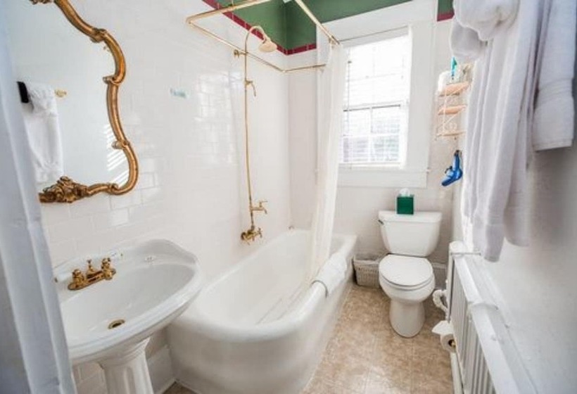 פונדק The Henderson