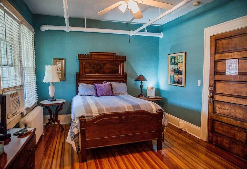 פונדק The Henderson