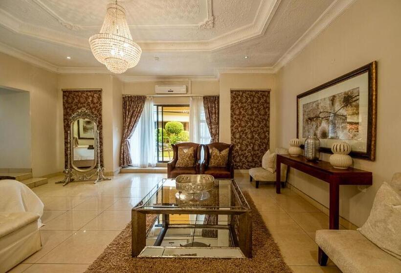 هتل The Victoria Falls Deluxe Suites