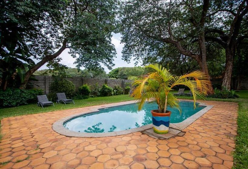 هتل The Victoria Falls Deluxe Suites