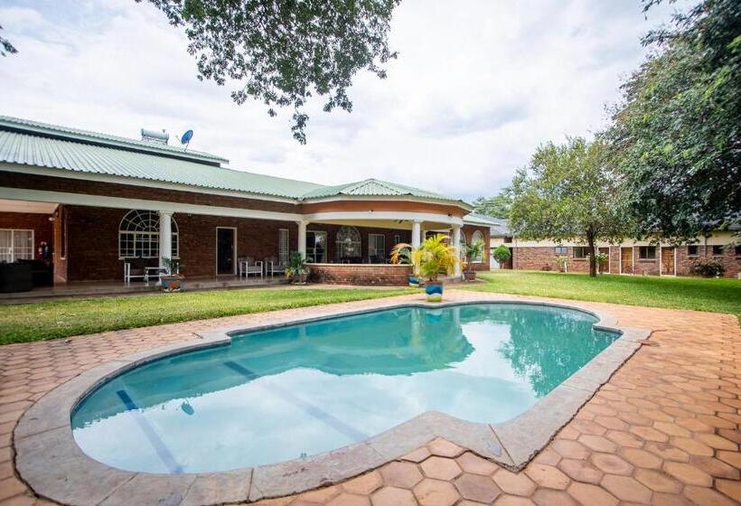 هتل The Victoria Falls Deluxe Suites