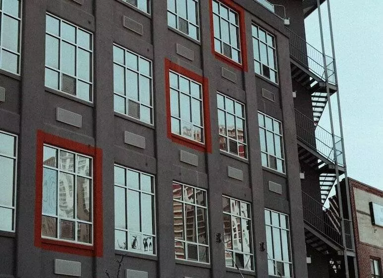 هتل Feather Factory