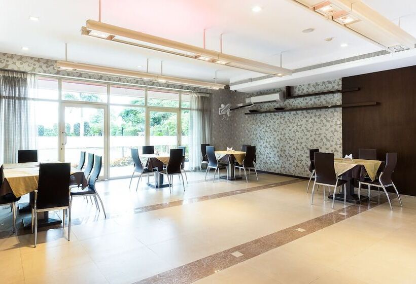 Hotel Treebo Fort Club