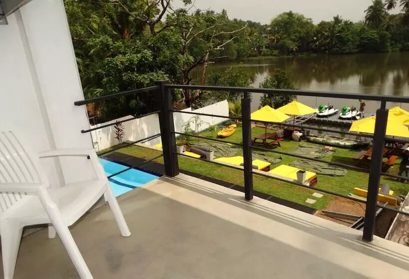 Escapade By Lvb   Hostel