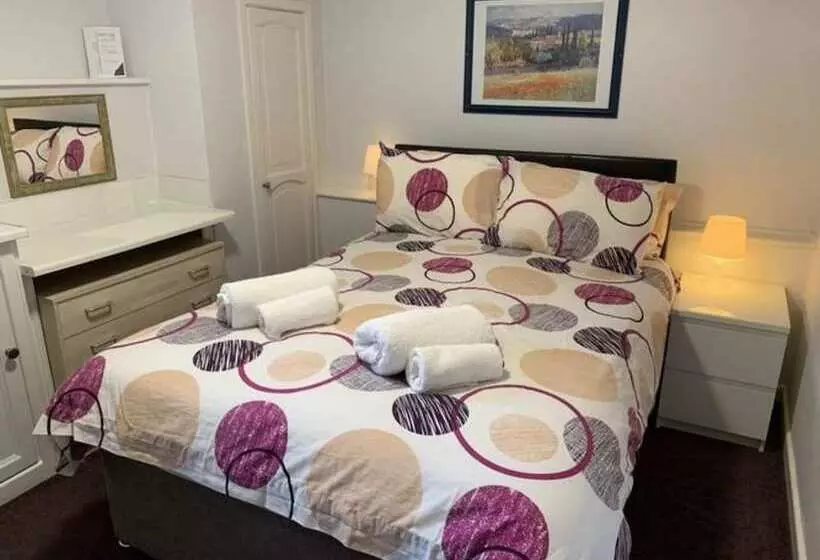 پانسیون Austins Self Service Guest House