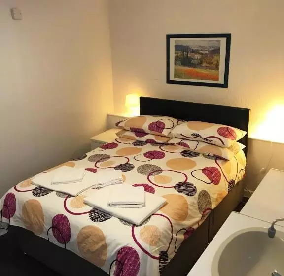 پانسیون Austins Self Service Guest House