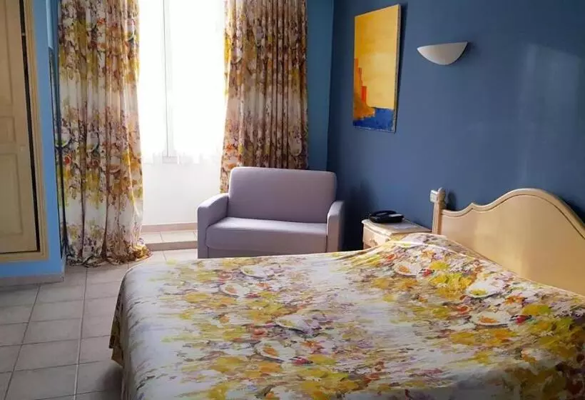 هتل Hôtel Les Palmiers