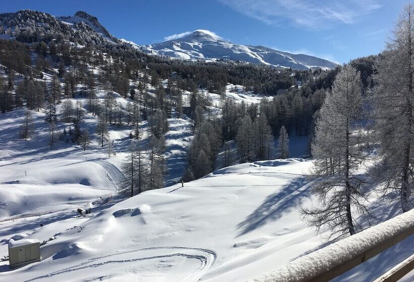 هتل Névalhaia Le Chalet