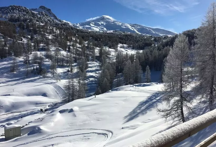 هتل Névalhaia Le Chalet