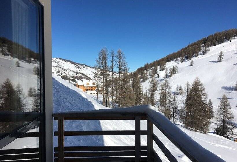 هتل Névalhaia Le Chalet