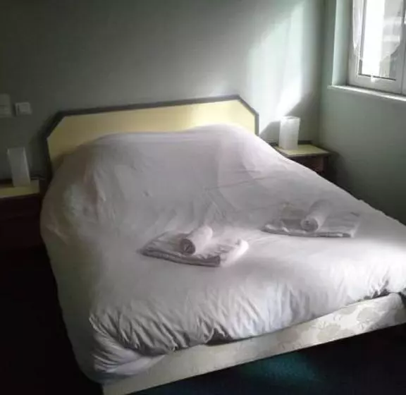 Hotel Set A Table
