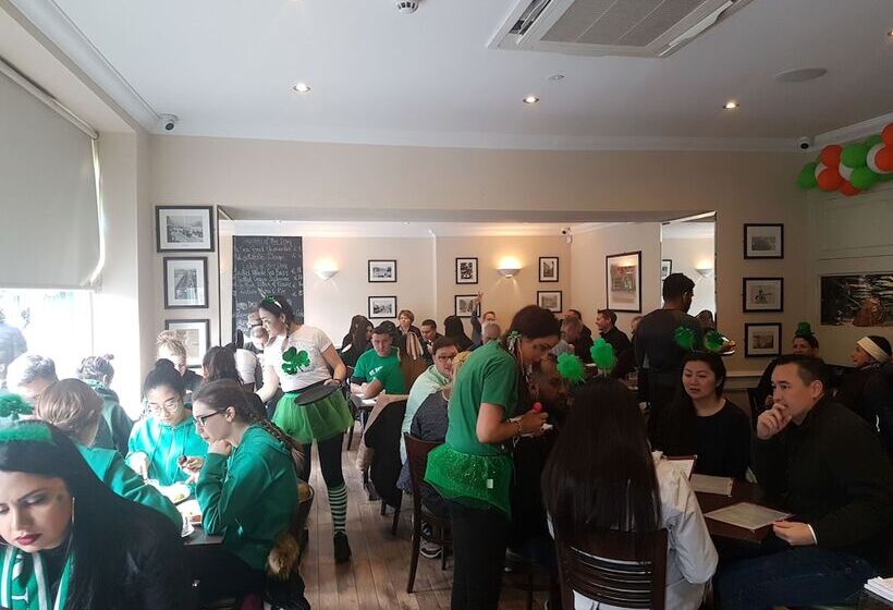 בית מלון כפרי Kingfisher Townhouse