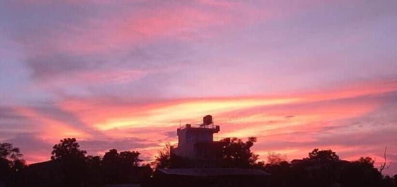 هتل National Park Sauraha  Homely Stay And Peaceful Location With Jungle Safari Arrangements