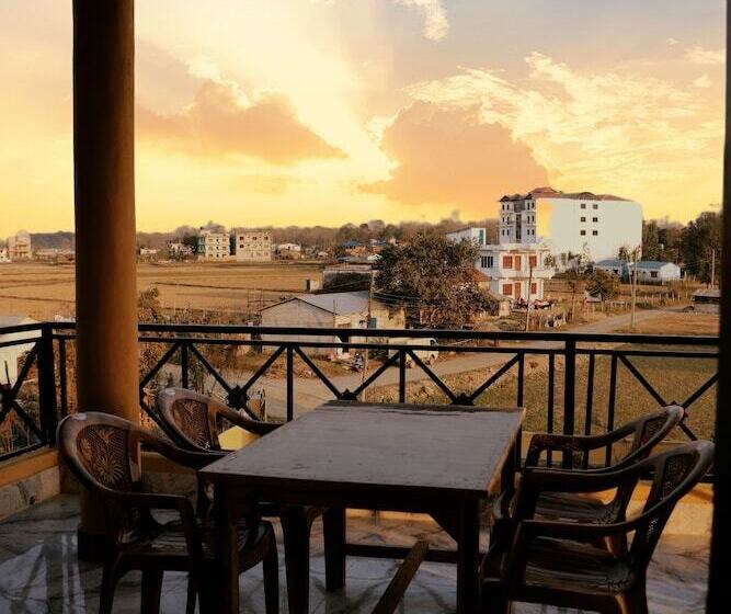 هتل National Park Sauraha  Homely Stay And Peaceful Location With Jungle Safari Arrangements