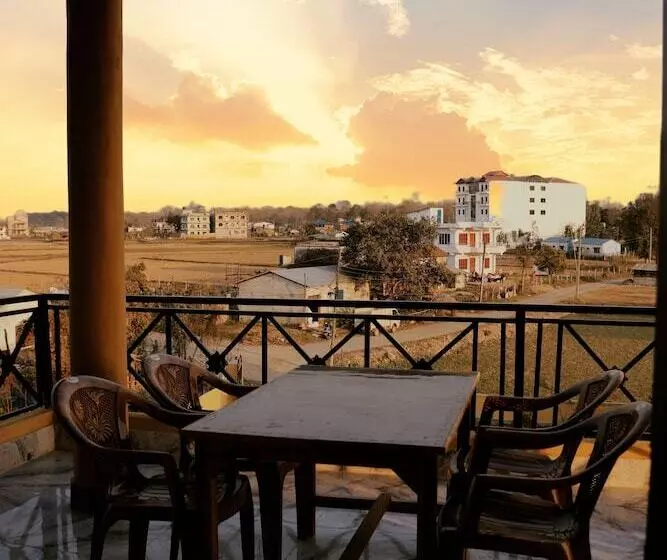 هتل National Park Sauraha  Homely Stay And Peaceful Location With Jungle Safari Arrangements